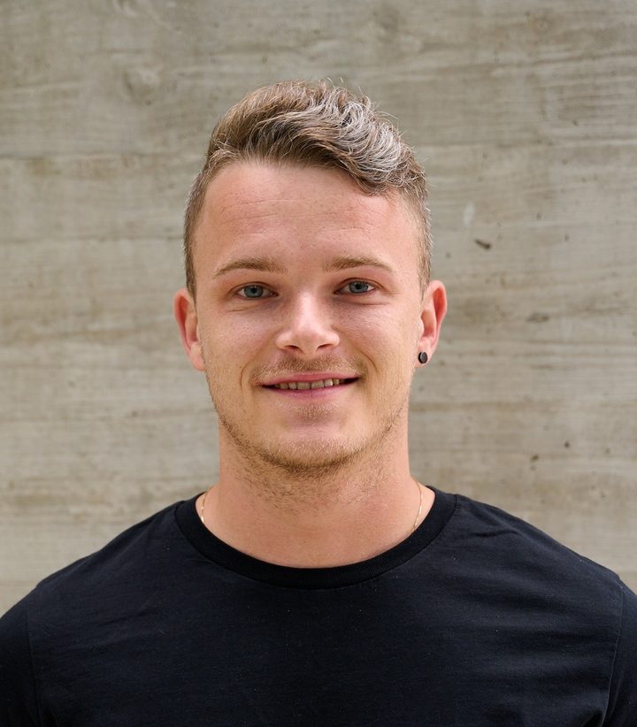 Portrait of Thomas Ulrich in front of a concrete wall